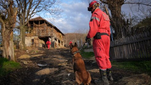 Specijalistički timovi za spasavanje iz ruševina noćas stigli u Banjsko Polje gde je nestala devojčica (FOTO, VIDEO) 10