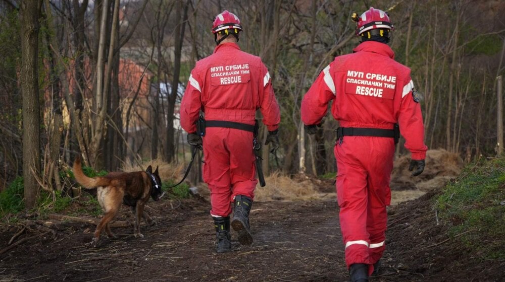 Specijalistički timovi za spasavanje iz ruševina noćas stigli u Banjsko Polje gde je nestala devojčica (FOTO, VIDEO) 10