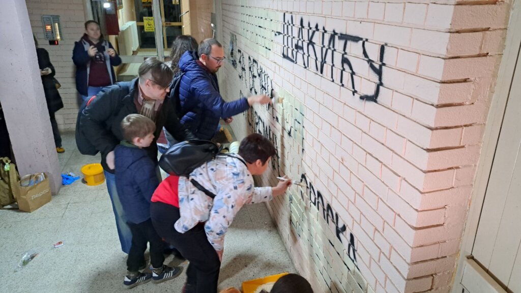 Prekrečen preteći grafit na ulazu zgrade gde živi Dinko Gruhonjić u Novom Sadu 2 Prekrečen preteći grafit na ulazu zgrade gde živi Dinko Gruhonjić u Novom Sadu 2