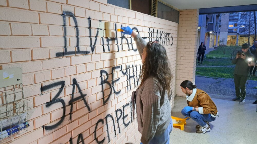 Prekrečen preteći grafit na ulazu zgrade gde živi Dinko Gruhonjić u Novom Sadu 1