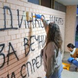 Prekrečen preteći grafit na ulazu zgrade gde živi Dinko Gruhonjić u Novom Sadu 5