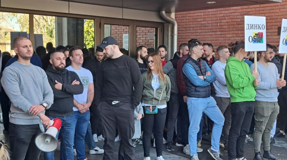 APV: Više radnika javnih preduzeća juče glumilo "zabrinute studente" tokom blokade Filozofskog fakulteta u Novom Sadu 1