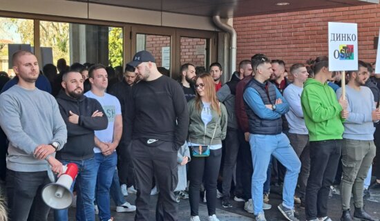 APV: Više radnika javnih preduzeća juče glumilo "zabrinute studente" tokom blokade Filozofskog fakulteta u Novom Sadu 6