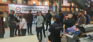 Filozofski fakultet u Novom Sadu: Deo ljudi koji blokiraju našu ustanovu nisu studenti, sa žaljenjem konstatujemo da policija i tužilaštvo nisu reagovali