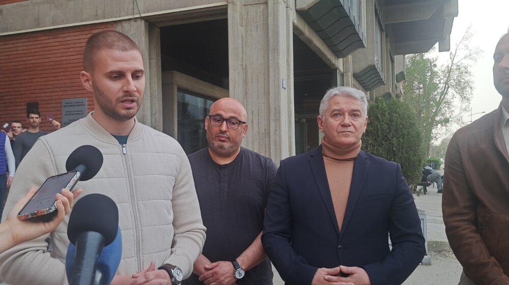 Odblokiran Filozofski fakultet u Novom Sadu: Rektor podržao mladiće i studente koji su upali i nastavio kampanju protiv Dinka Gruhonjića 1