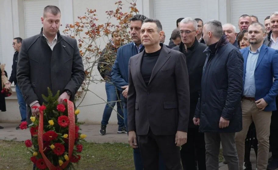 Doskorašnji direktor BIA Vulin položio venac na Miloševićev grob 1