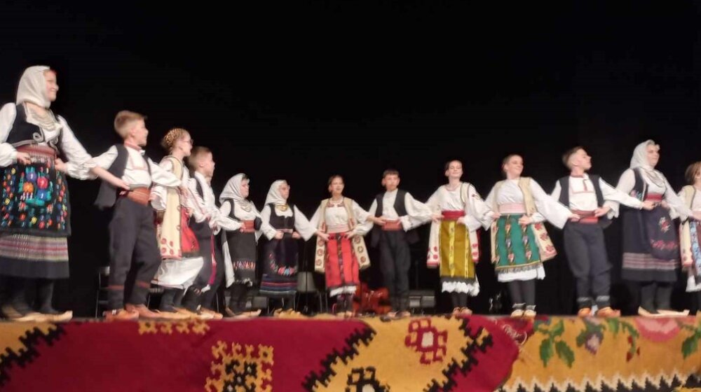 Članovi starijeg dečjeg gradskog folklornog ansambla "ZO-RA" Zaječar nastupili u Lazarevcu 1