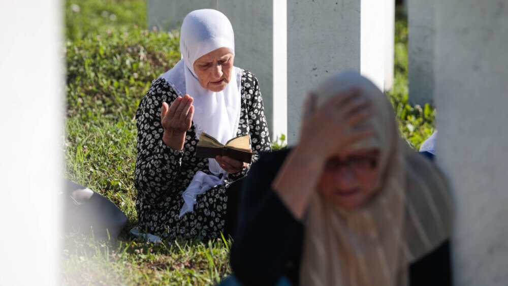 Obeležena 29. godišnjica genocida u Srebrenici: Nakon komemoracije sahranjeno 14 žrtava (FOTO, VIDEO) 4 Obeležena 29. godišnjica genocida u Srebrenici: Nakon komemoracije sahranjeno 14 žrtava (FOTO, VIDEO) 4