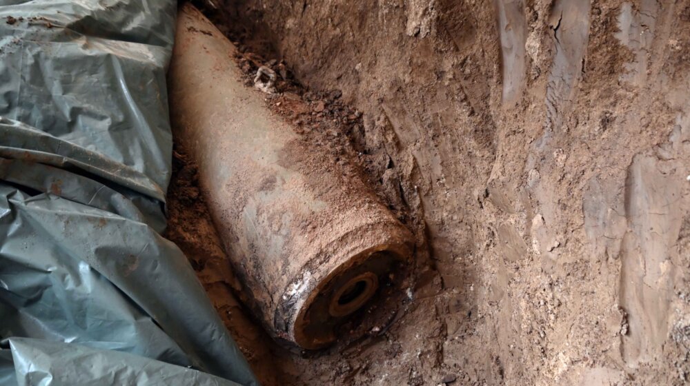 NATO avio-bomba uništena u kamenolomu u opštini Gadžin Han 11