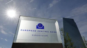 Evropska centralna banka (ECB) zadržala je važeće kamatne stope, jer se inflacija u zoni evra vratila na oko ciljnih dva odsto, a privreda izgleda otporno, izjavila je danas predsednica te banke Kristin Lagard.