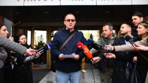 Dinko Gruhonjić verbalno napadnut na ulici: Nepoznati muškarac mu pretio fizičkim nasiljem