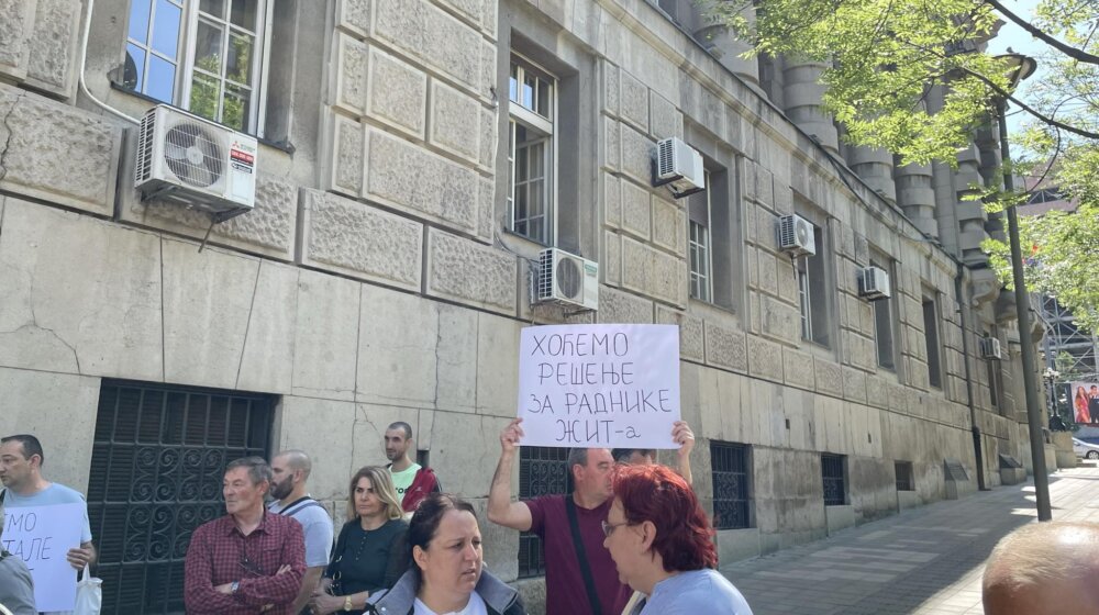 Zaposleni u ŽIT-u protestovali ispred Vlade: Nadležni obećavaju isplatu zaostalih zarada, radnici žele da počnu sa radom 9