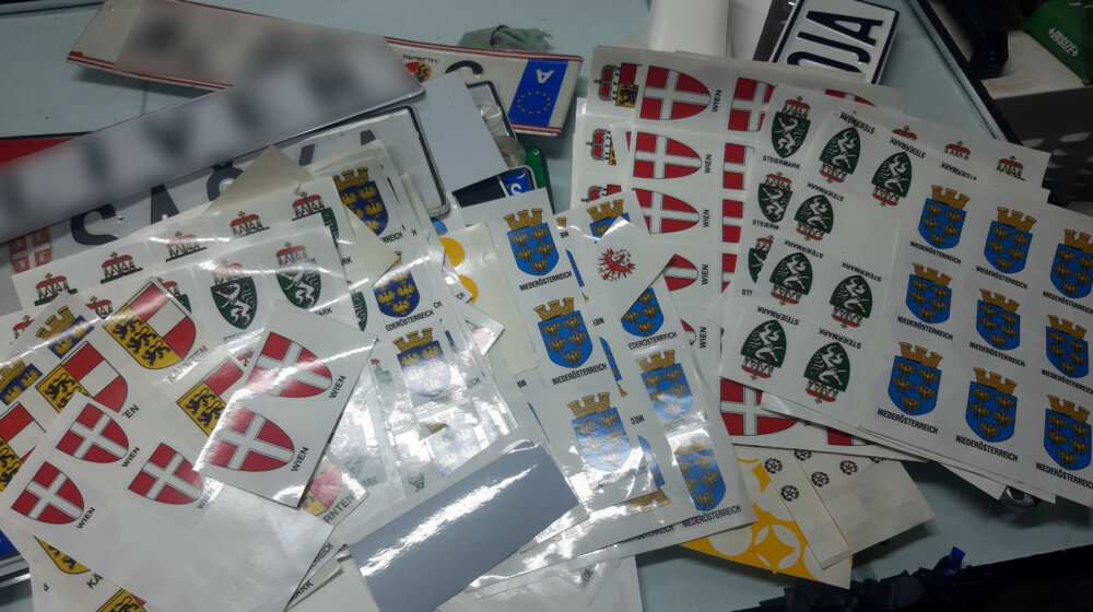 Uhapšeno šest osoba zbog falsifikovanja dokumenata zemalja EU, kao i inostranih registarskih tablica 1