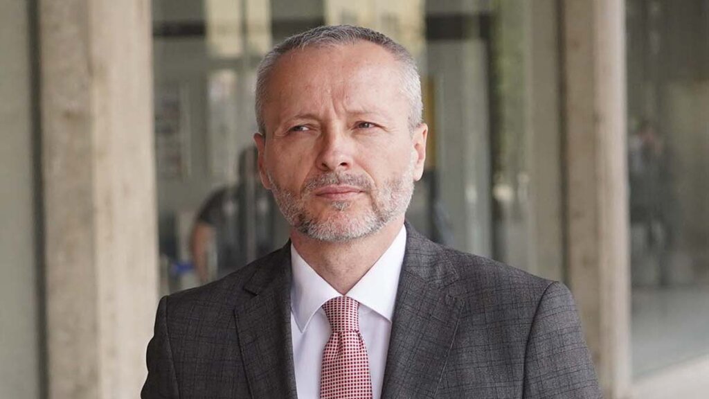 "Od sve moći, ostala mu je samo laž": Sagovornici Danasa o Vučićevoj objavi u kojoj sa terase Predsedništva pokazuje "divnu decu koja samo žele da uče" 2 "Od sve moći, ostala mu je samo laž": Sagovornici Danasa o Vučićevoj objavi u kojoj sa terase Predsedništva pokazuje "divnu decu koja samo žele da uče" 2