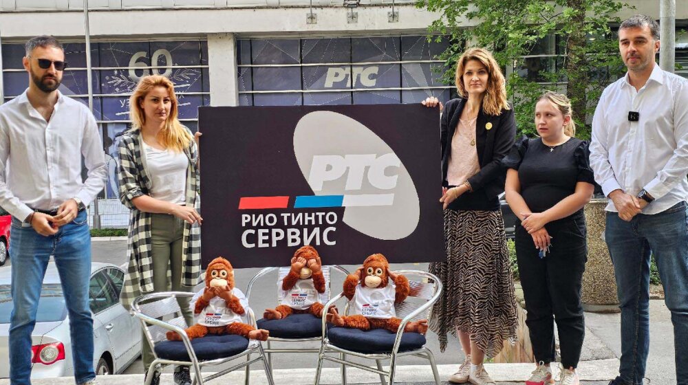 "Rio Tinto RTS": Savo Manojlović postavio tri plišana majmuna ispred zgrade javnog servisa 1