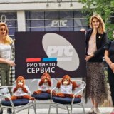 "Rio Tinto RTS": Savo Manojlović postavio tri plišana majmuna ispred zgrade javnog servisa 5
