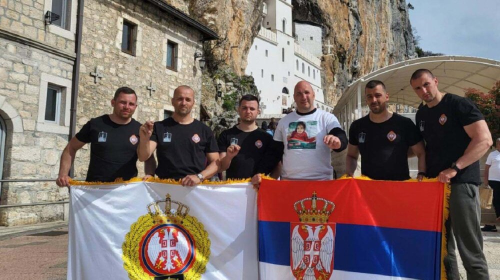 Zatvorski čuvari pešačili od Beograda do Ostroga kako bi prikupili novac za lečenje devojčice 1