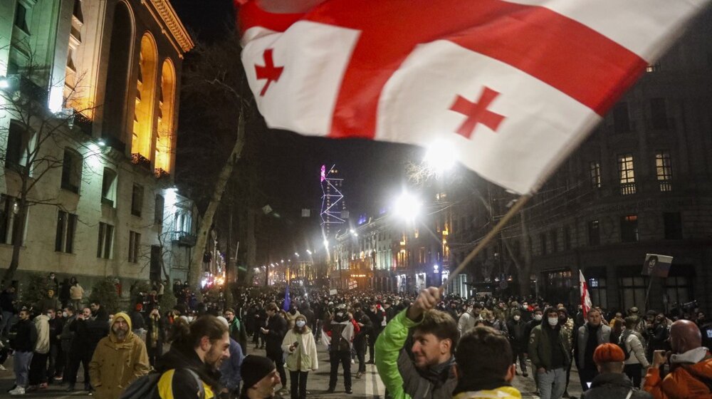 (VIDEO) Tuča u parlamentu Gruzije: Ne žele ruski zakon o "stranim agentima" 1