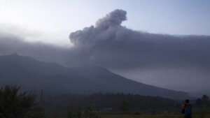 Nova erupcija vulkana Ruang na severu Indonezije
