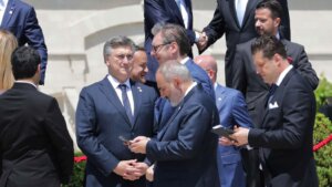 Nafta je, naizgled barem, tema dana. No, kao i obično u netransparentnim političkim zajednicama, u pozadini teče nešto drugo, nešto što i ne potrebuje cjevovode – dobrosusjedski odnosi svjetskih proletera u prostačkome postavu – kaže za Danas Žarko Puhovski, profesor Filozofskog fakulteta u Zagrebu.