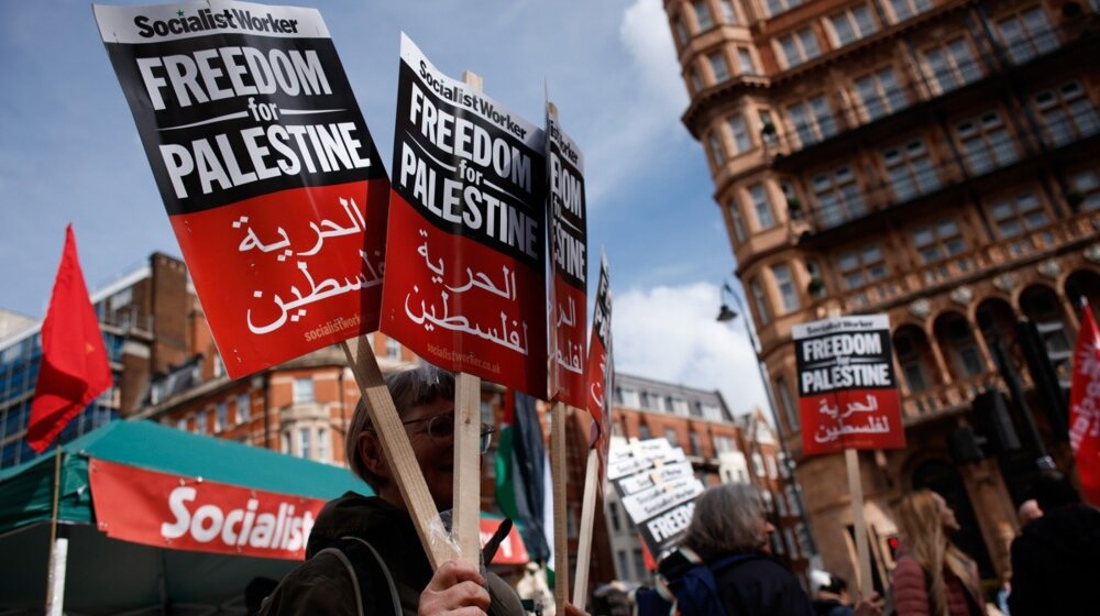 Više od 600 britanskih pravnika traži od vlade da obustavi prodaju oružja Izraelu: Britanija bi mogla biti saučesnik "teškog kršenja međunarodnog prava" 1