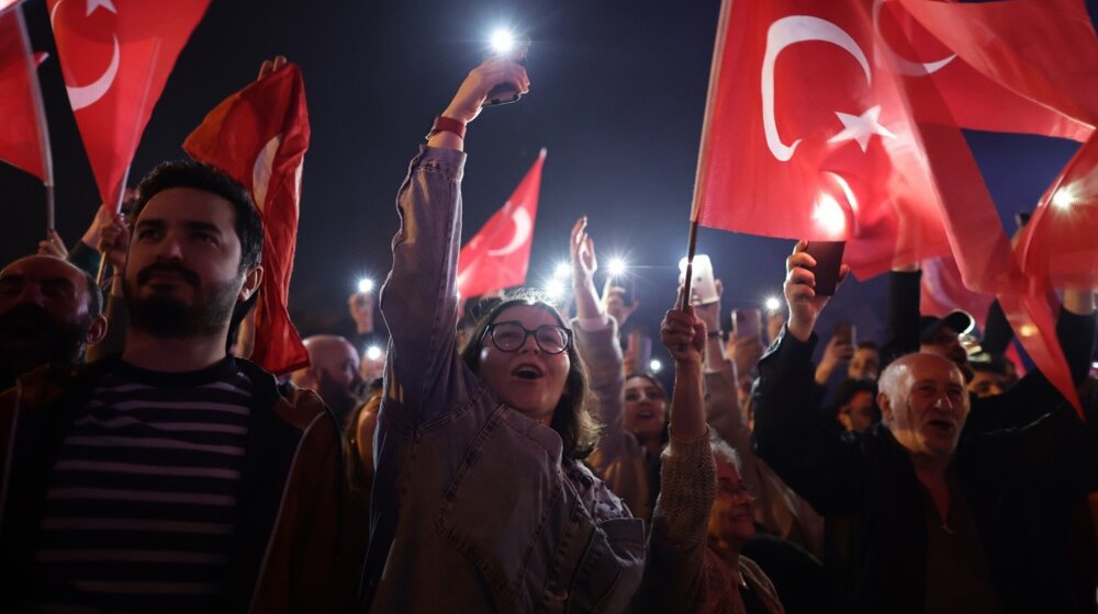 (VIDEO) „Jutro je, jutro je“ – hit i na izborima u Turskoj, na slavlju protivnika Erdogana i zastava SFRJ 1