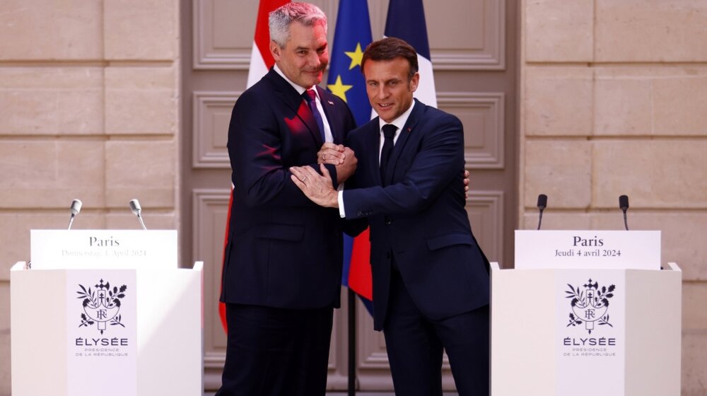 Austrijski kancelar u poseti Parizu Makronu poklonio bokserske rukavice 1