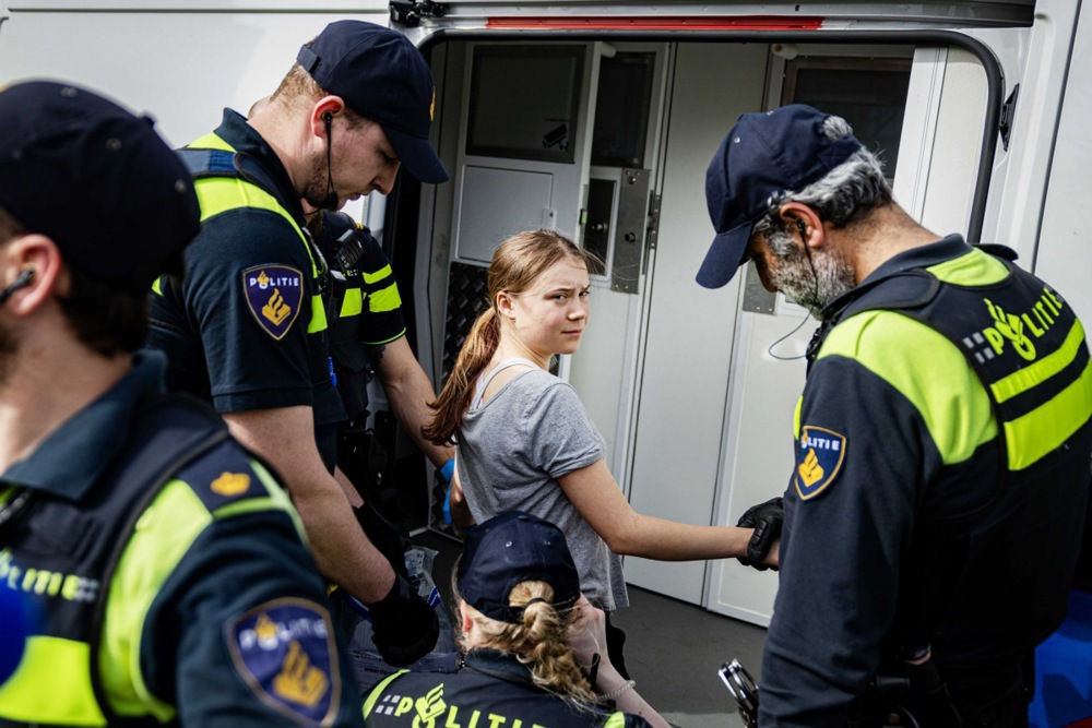 Desetine klimatskih aktivista privedeni u Hagu, među njima i Greta Turnberg 2