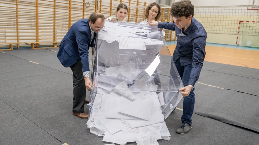 Na lokalnim izborima u Poljskoj vode opozicioni konzervativci Kačinjskog 1