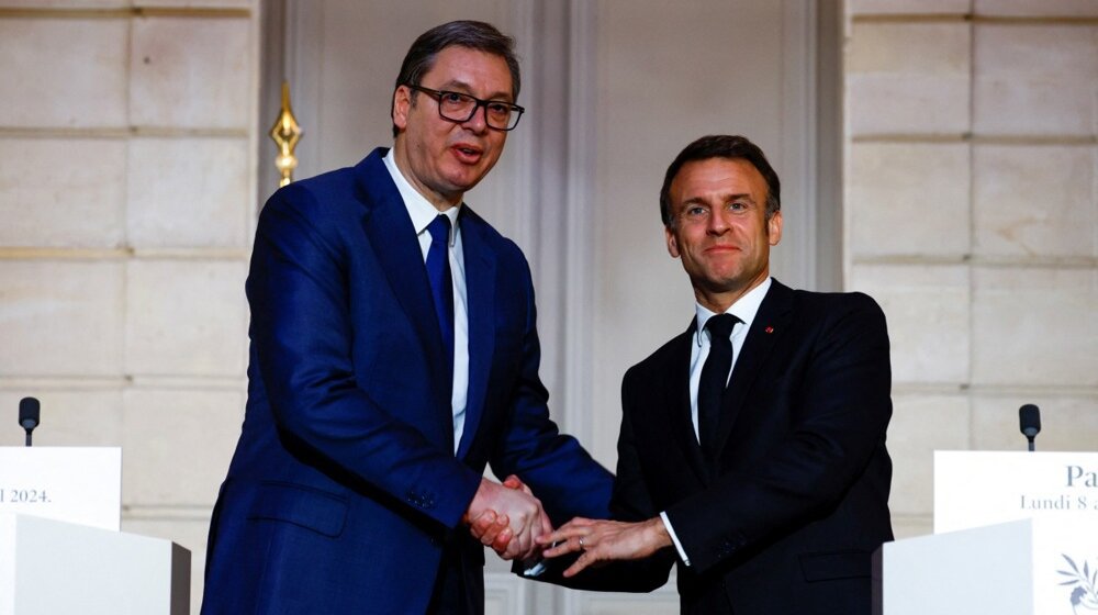"Vučić je ćutao, došao u Pariz da moli, Makron ga pozvao da podnese ostavku": Ruska Gazeta oštro o predsedniku Srbije 1