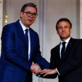 "Vučić je ćutao, došao u Pariz da moli, Makron ga pozvao da podnese ostavku": Ruska Gazeta oštro o predsedniku Srbije 11
