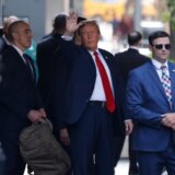 "Ovo je napad na Ameriku": Donald Tramp na optuženičkoj klupi suda na Menhetnu 8