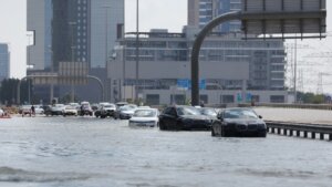 Postepeno se uspostavlja saobraćaj na aerodromu u Dubaiju koji je i dalje poplavljen