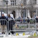 Preminuo je čovek koji se spalio ispred zgrade gde se sudi Trampu: Ko je bio Maks Azarelo i zašto je prošle godine tužio Bila Klintona? 3