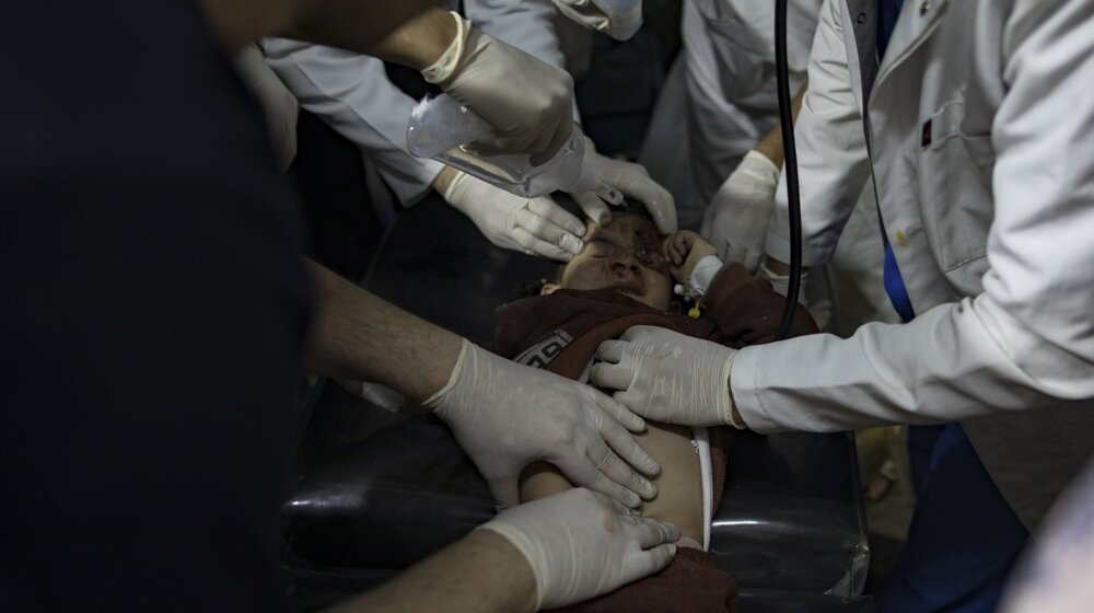"Lekari uspeli da spasu bebu koju je ubijena žena nosila": U izraelskim udarima na Rafu stradalo 13 osoba 8