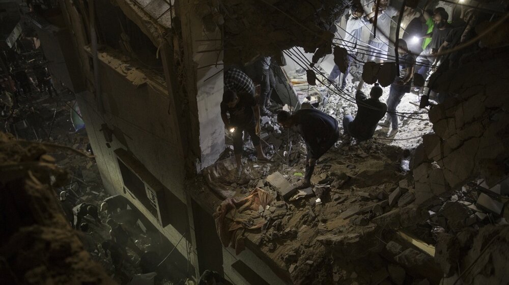 U izraelskim vazdušnim napadima na Rafu ubijene najmanje 22 osobe 8
