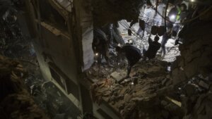 U izraelskim vazdušnim napadima na Rafu ubijene najmanje 22 osobe