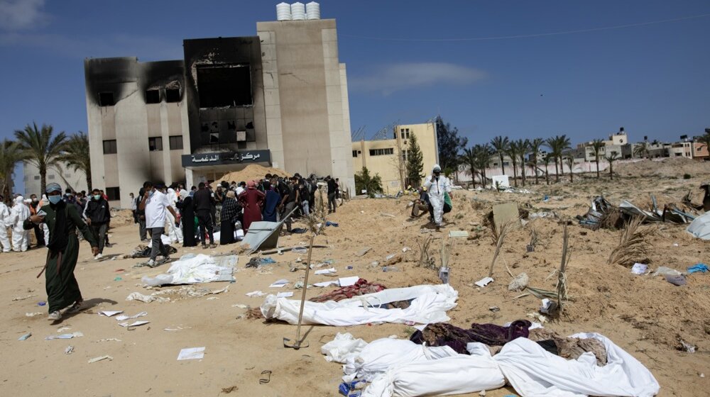 Izraelska vojska negira da je tela Palestinaca zakopala u krugu bolnice u Gazi 38