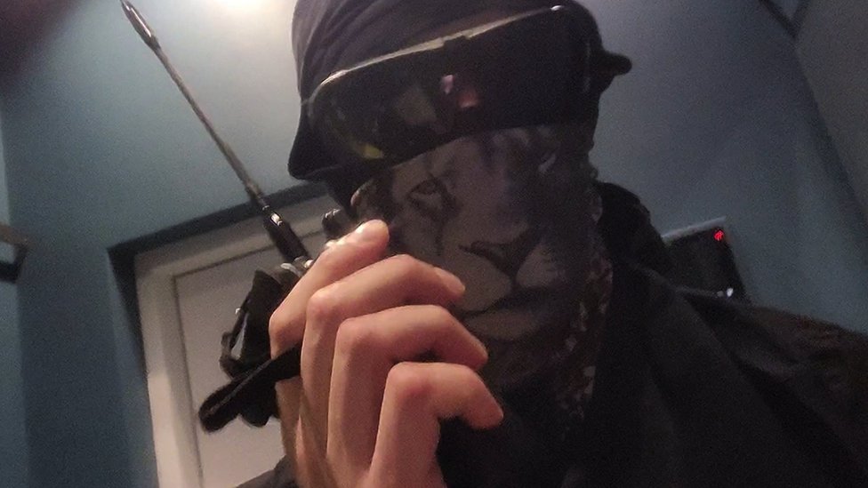 Član anonimne hakerske bande „Skvad 303"