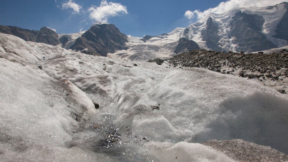 Evropski sud za ljudska prava presudio da klimatske promene utiču na ljudska prava 2 Meltwater flows on the ice of the Pers Glacier in front of Mount Piz Palue near the Alpine resort of Pontresina, Switzerland