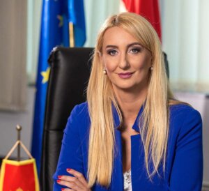 Direktorica Agencije za sprečavanje korupcije Crne Gore puštena da se brani sa slobode