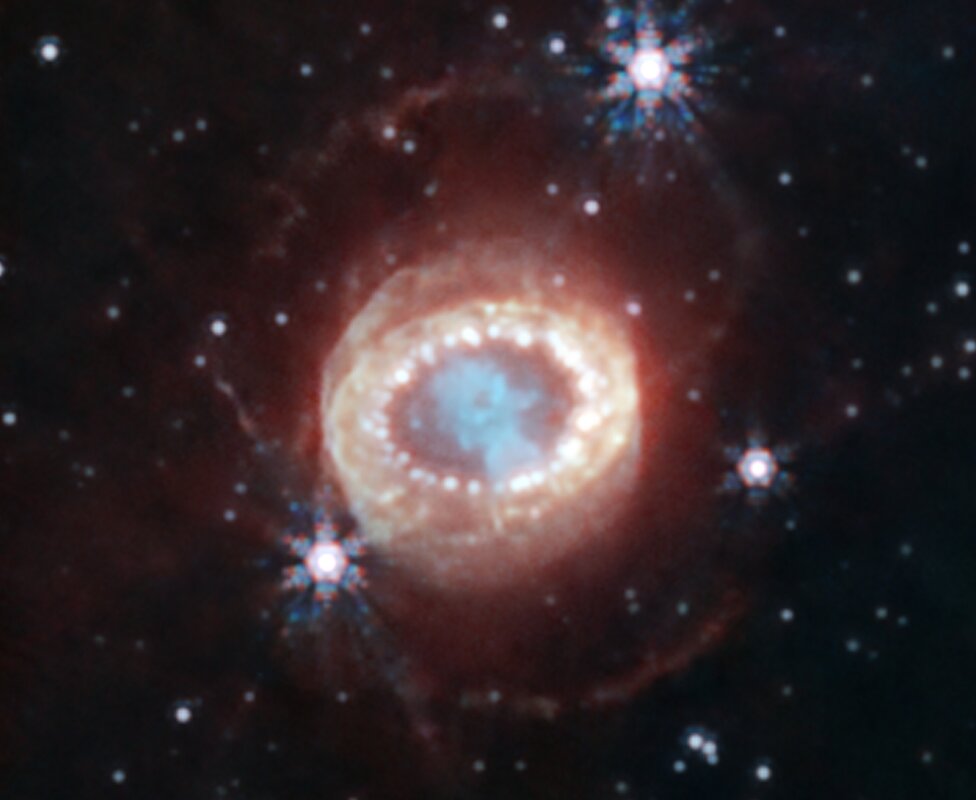 Supernove nastaju kada velike zvezde umiru što dovodi do snažnih eksplozija