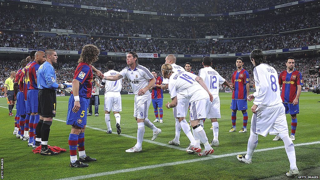 Sport: Pep Gvardiola, Žoze Murinjo i utakmica koja je promenila fudbal 2 Barcelona give Real Madrid a guard of honour on to the pitch before the teams' league meeting at the Bernabeu in May 2008