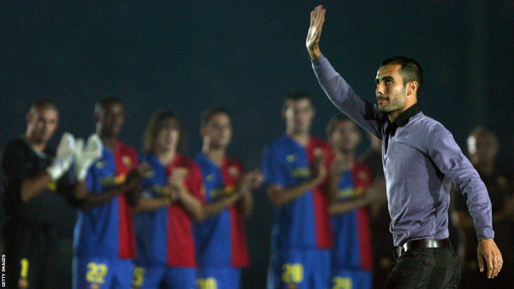 Sport: Pep Gvardiola, Žoze Murinjo i utakmica koja je promenila fudbal 4 Pep Guardiola waves while the Barcelona squad applaud in the background