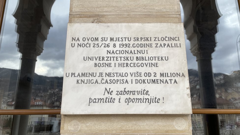 Bosna i Hercegovina: Priča o dva Sarajeva, podeljena politikom, a spojena životom 9 Tabla na Gradskoj većnici