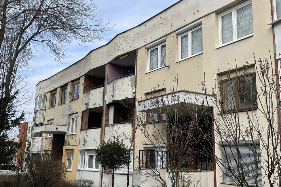 Bosna i Hercegovina: Priča o dva Sarajeva, podeljena politikom, a spojena životom 4 Zgrade na Trgu Sabora bosanskog sa rupama od metaka