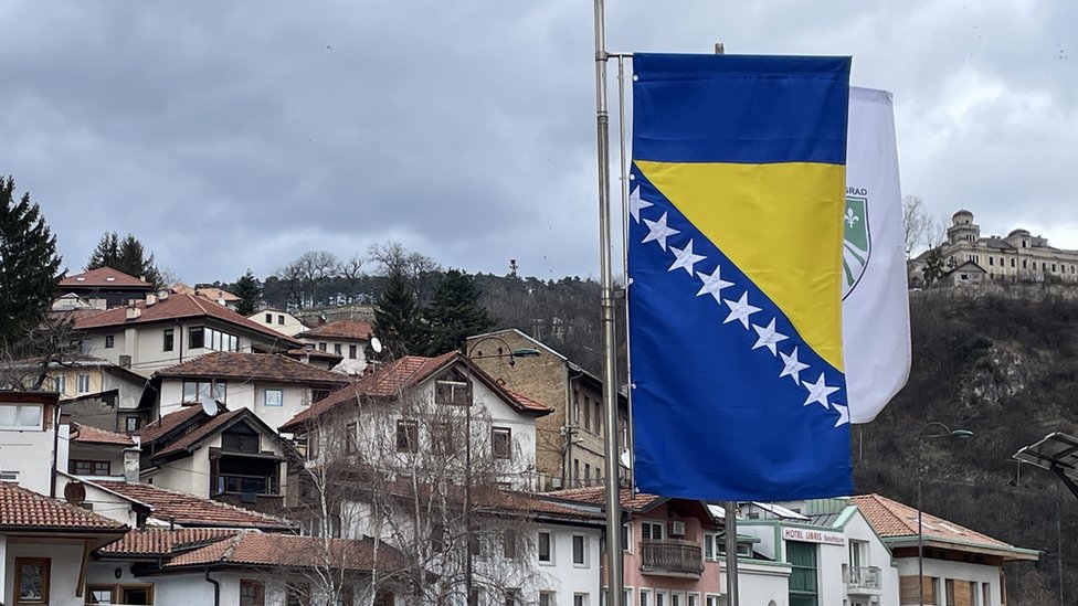 Bosna i Hercegovina: Priča o dva Sarajeva, podeljena politikom, a spojena životom 6 Zastava Federacije Bosne i Hercegovine