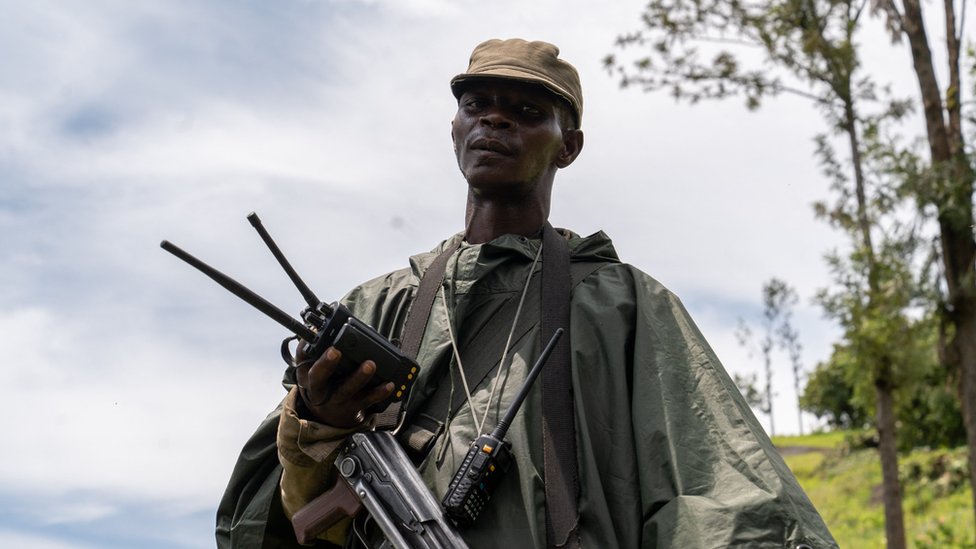 Kongoanski vojnik posmatra bazu Misije Organizacije Ujedinjenih nacija za stabilizaciju u Demokratskoj Republici Kongo (MONUSCO) u Sakeu, istočni DRC