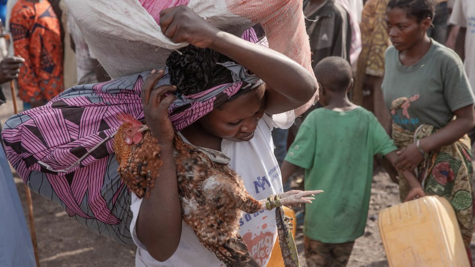 Sukob u Kongu: Pet stvari koje treba da znate o borbama vladinih snaga i pobunjeničke grupe M23 5 Raseljeni ljudi obavljaju svoje svakodnevne poslove zapadno od grada Goma, istočna Demokratska Republika Kongo