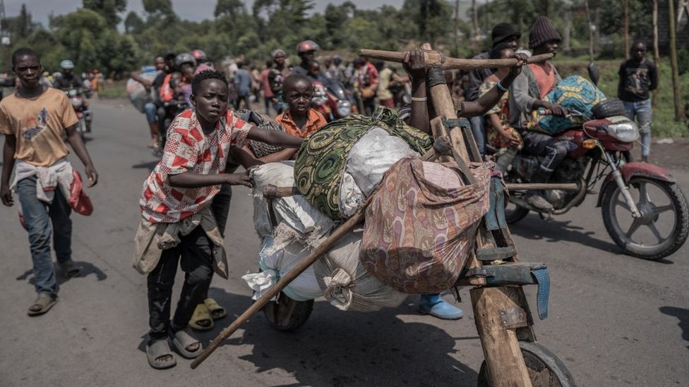 Sukob u Kongu: Pet stvari koje treba da znate o borbama vladinih snaga i pobunjeničke grupe M23 2 Ljudi nose neke od svojih stvari dok beže sa teritorije Masisija nakon sukoba između pobunjenika M23 i vladinih snaga